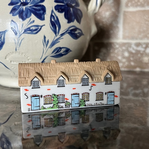 Vintage Miniature / Mini Whimsy on  Wade England Ceramic Cottage House - Picture 1 of 5